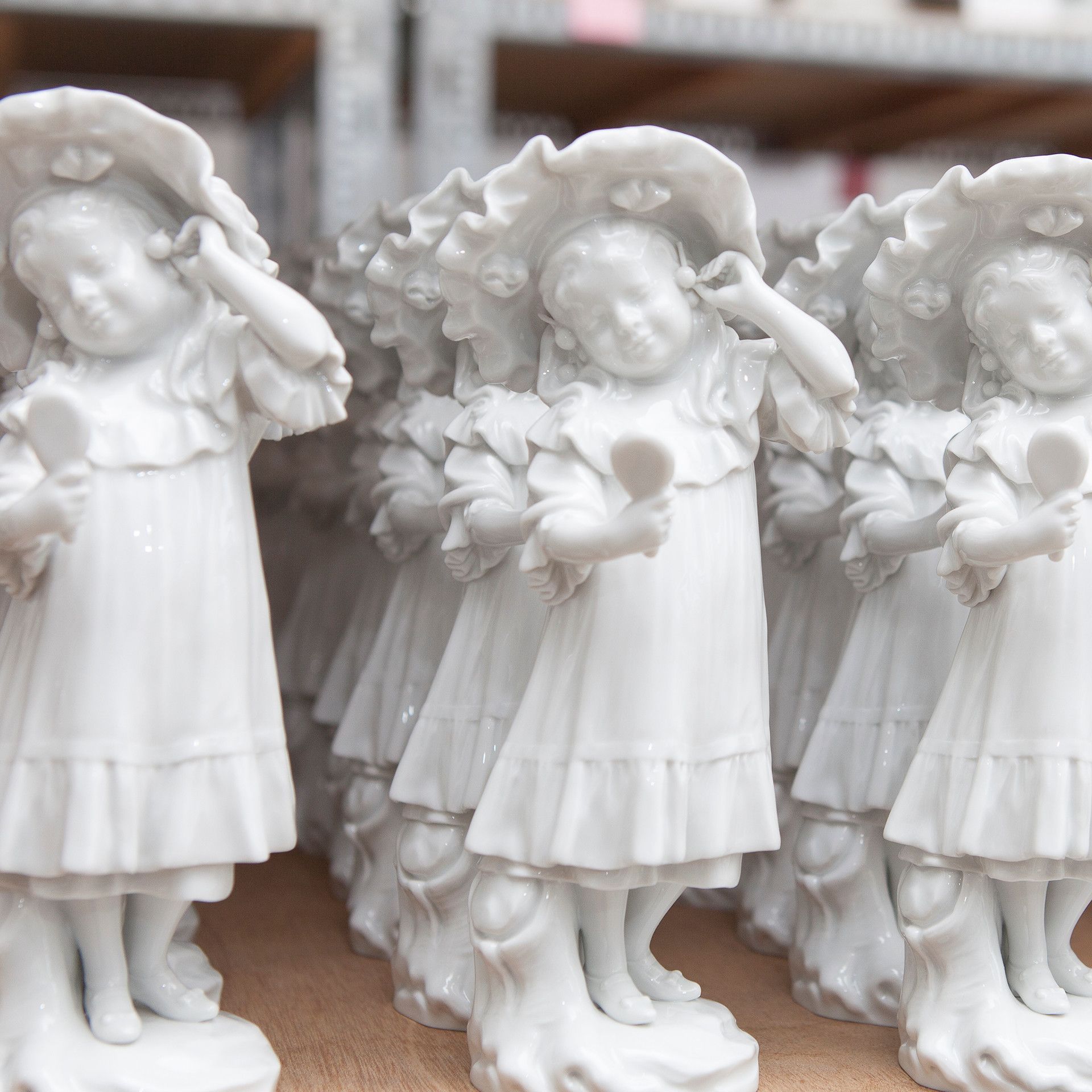 체리와 거울을 든 아이 피규린