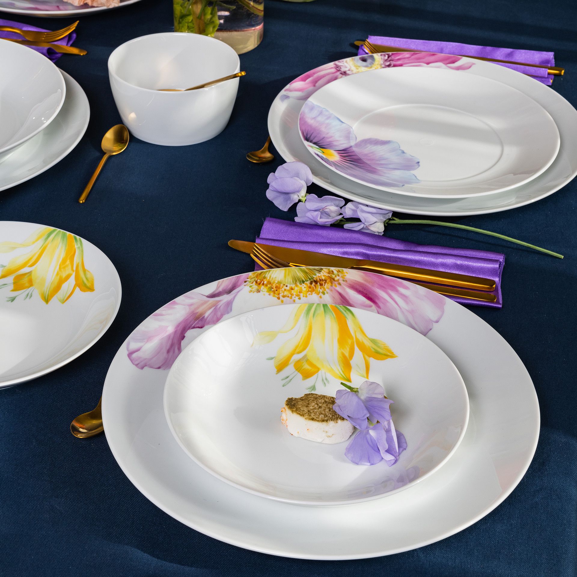 MEISSEN® COSMOPOLITAN GIANT BLOOM SOUP PLATE, CROWN IMPERIAL